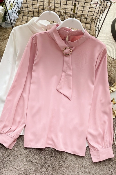 Stílusos női ing alacsony gallérral és hosszú ujjal