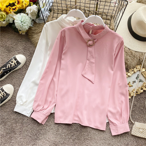 Stílusos női ing alacsony gallérral és hosszú ujjal