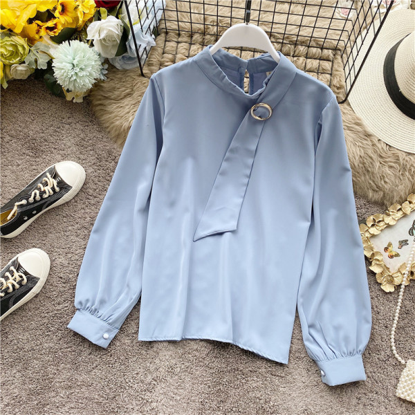 Stílusos női ing alacsony gallérral és hosszú ujjal