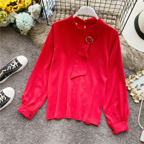 Stílusos női ing alacsony gallérral és hosszú ujjal