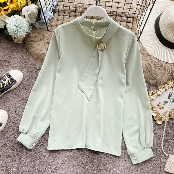 Stílusos női ing alacsony gallérral és hosszú ujjal