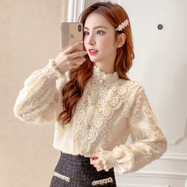 Női csipke ing félmagas gallérral és gyöngyös gombokkal