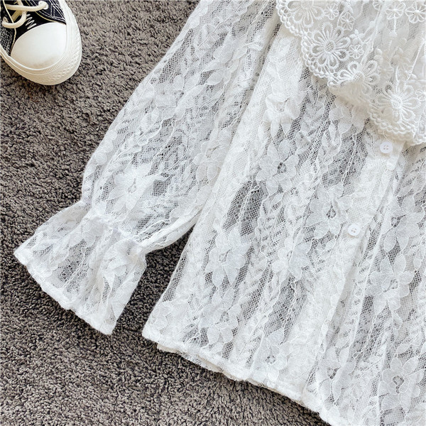 Γυναικείο δαντεωτό πουκάμισο  με στρογγυλή λαιμόκοψη και μακρύ μανίκι