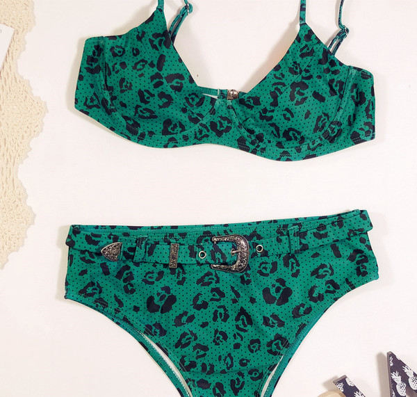 Aktualan dvodijelni kupaći kostim sa životinjskim uzorkom, visokim strukom i remenom