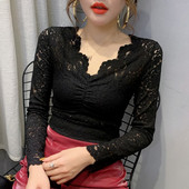 Ženska pripijena bluza s čipkom na V izrez