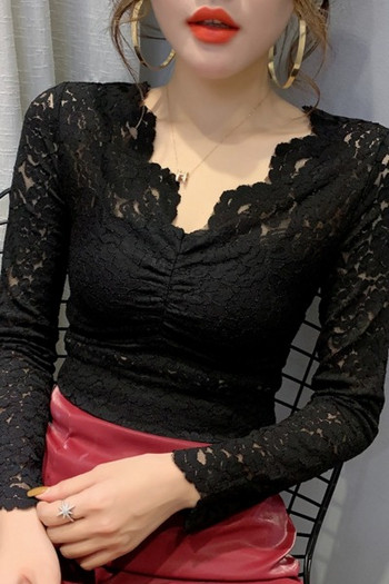 Γυναικεία  μπλούζα  με δαντέλα στη λαιμόκοψη - στενή εφαρμογή 