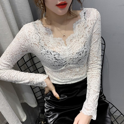 Ženska pripijena bluza s čipkom na V izrez