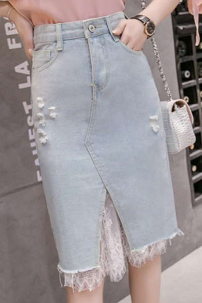 Közepes hosszúságú farmerszoknya szakadt motívummal és csipkével