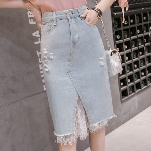 Közepes hosszúságú farmerszoknya szakadt motívummal és csipkével