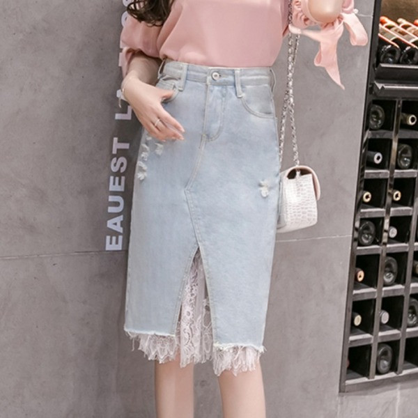 Közepes hosszúságú farmerszoknya szakadt motívummal és csipkével