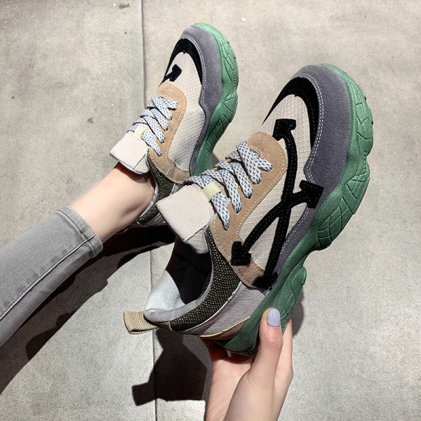 Aktuális női tornacipő öko velúrból, durva talppal