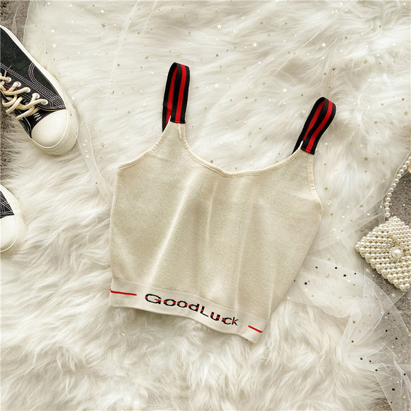 Rövid női felső kerek nyakkivágással és vékony pántokkal