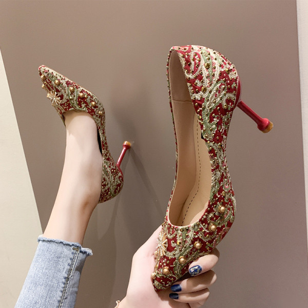 Stilīgi sieviešu apavi ar augstu plānu papēdi, krāsainu rakstu un metāla elementiem