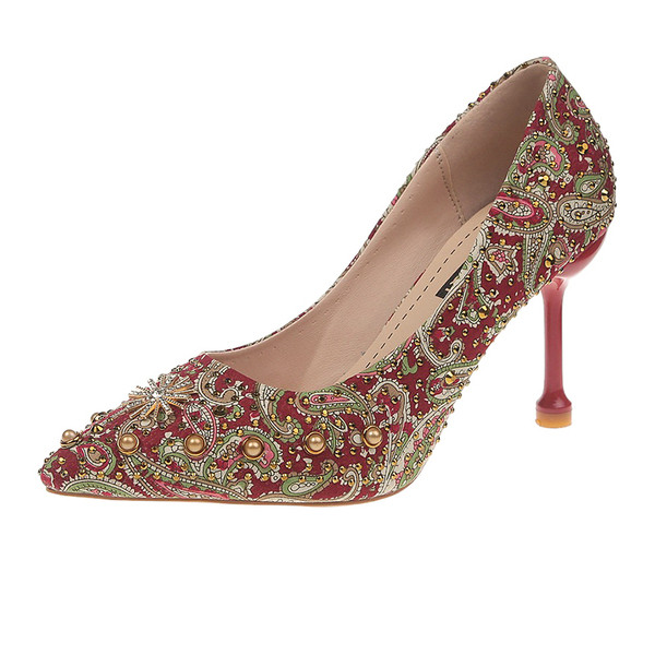 Stilīgi sieviešu apavi ar augstu plānu papēdi, krāsainu rakstu un metāla elementiem