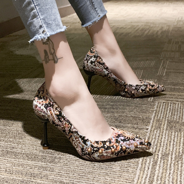 Stilīgi sieviešu apavi ar augstu plānu papēdi, krāsainu rakstu un metāla elementiem