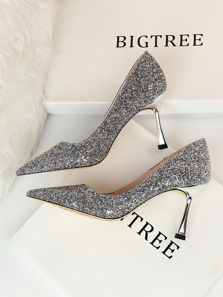 Elegáns női cipő 8 cm-es sarokkal, fényes hatással