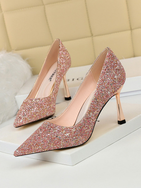 Elegáns női cipő 8 cm-es sarokkal, fényes hatással