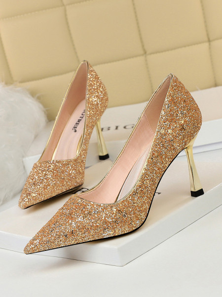 Elegáns női cipő 8 cm-es sarokkal, fényes hatással