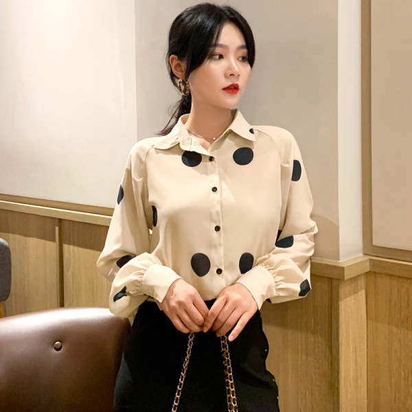 Bézs sifon ing klasszikus gallérral és gombokkal