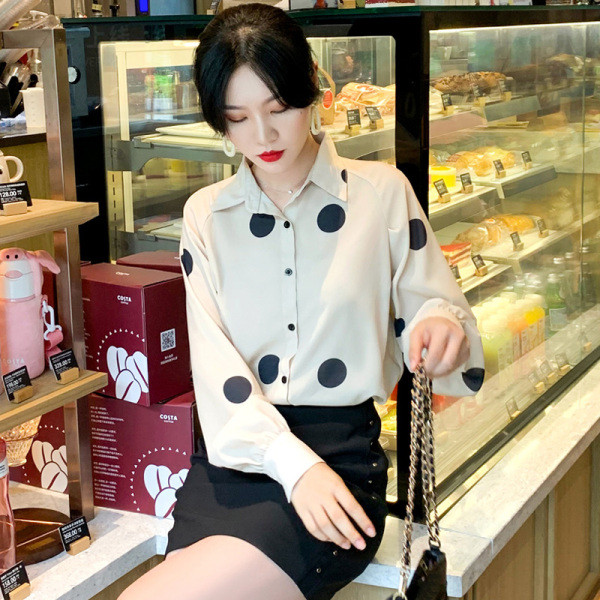 Bézs sifon ing klasszikus gallérral és gombokkal