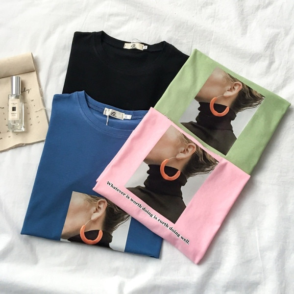 Μοντέρνο γυναικείο t-shirt με εφαρμογή και στρογγυλό ντεκολτέ