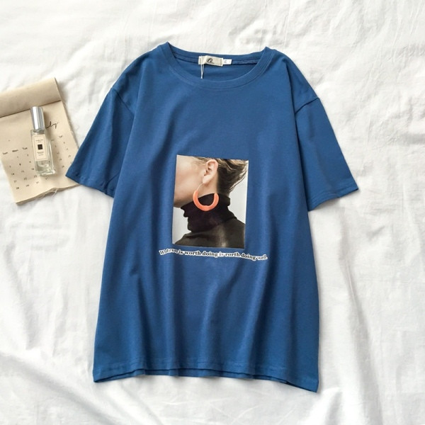 Μοντέρνο γυναικείο t-shirt με εφαρμογή και στρογγυλό ντεκολτέ