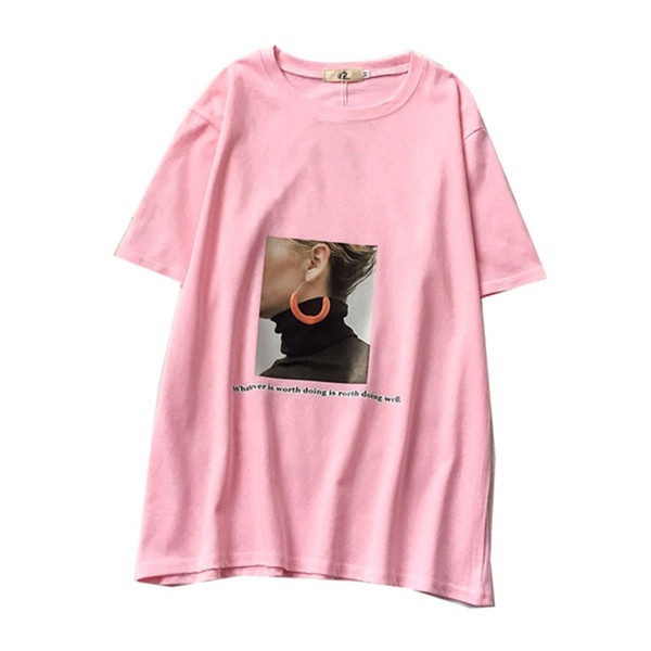 Μοντέρνο γυναικείο t-shirt με εφαρμογή και στρογγυλό ντεκολτέ