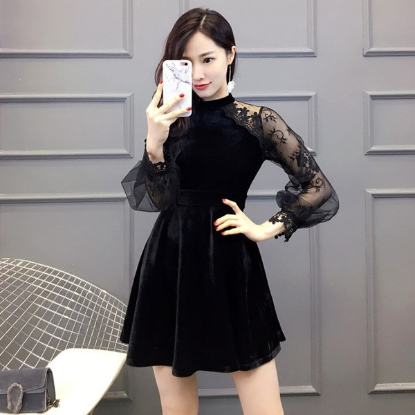 Moodne naiste kleidilõikeline sametist ja pitsist mudel