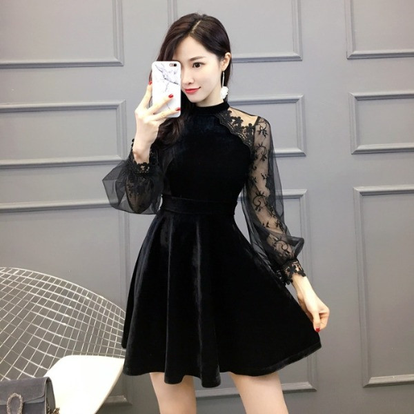 Moodne naiste kleidilõikeline sametist ja pitsist mudel