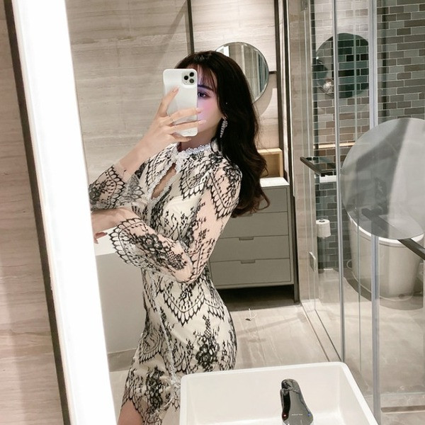 Új modell elegáns csipkeruha - testhezálló modell