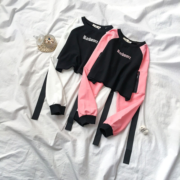 Alkalmi női blúz felirattal és ovális nyakkivágással