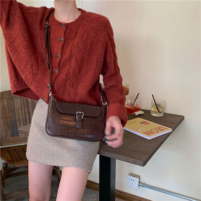 Naiste vabaajavest ovaalse kaelusega erinevates värvides