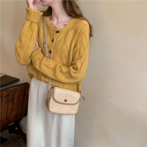 Naiste vabaajavest ovaalse kaelusega erinevates värvides