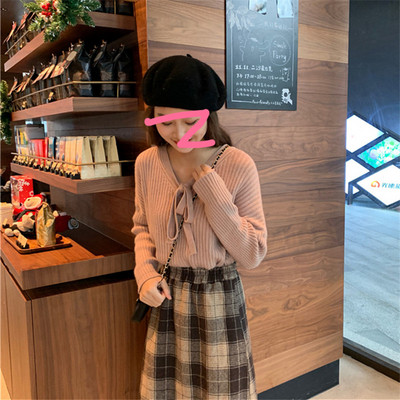 Női alkalmi blúz több színben, spitz nyakkivágással