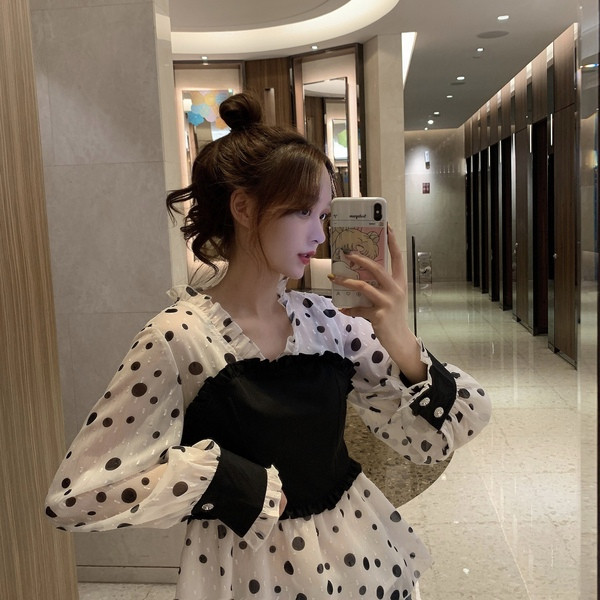 Moodne naiste täpiline pikkade varrukate ja spitsikaelusega pluus