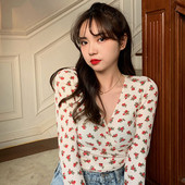 Női aktuális blúz virágmintával és spitz nyakkivágással