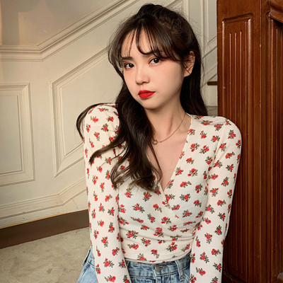 Női aktuális blúz virágmintával és spitz nyakkivágással