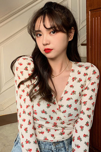 Női aktuális blúz virágmintával és spitz nyakkivágással