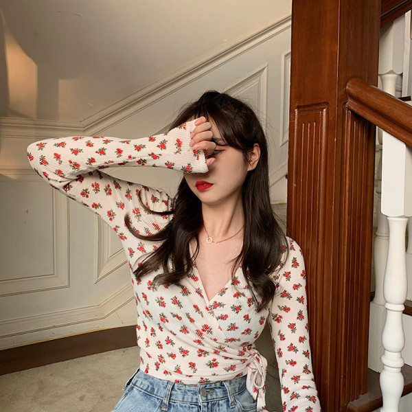 Női aktuális blúz virágmintával és spitz nyakkivágással