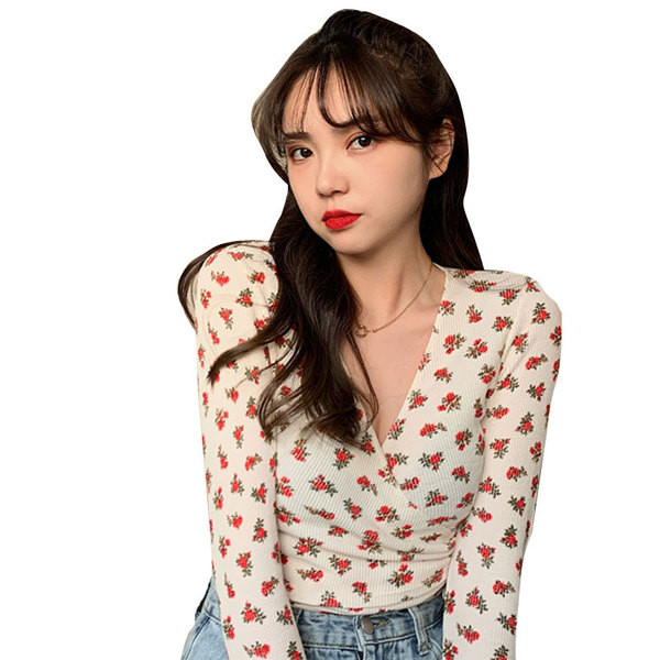 Női aktuális blúz virágmintával és spitz nyakkivágással