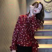 Μοντέρνα γυναικεία μπλούζα με floral σχέδια σε λευκό και κόκκινο χρώμα