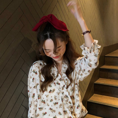 Μοντέρνα γυναικεία μπλούζα με floral σχέδια σε λευκό και κόκκινο χρώμα