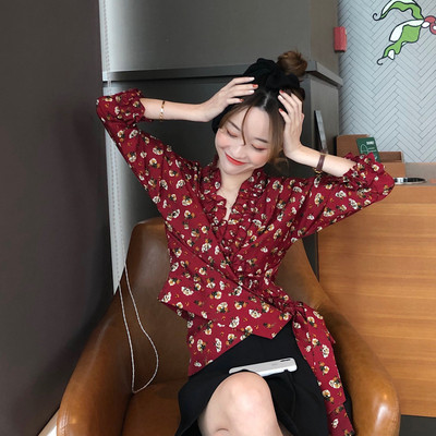 Μοντέρνα γυναικεία μπλούζα με floral σχέδια σε λευκό και κόκκινο χρώμα