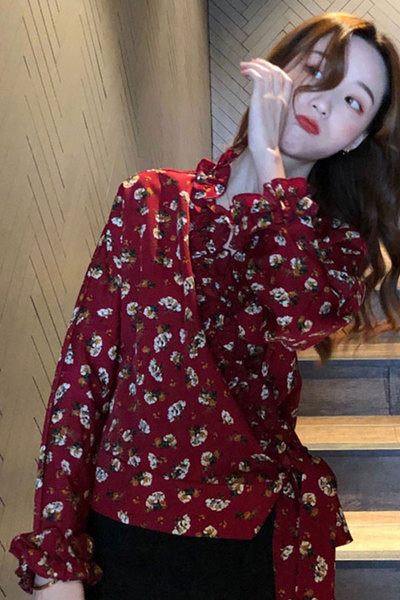 Μοντέρνα γυναικεία μπλούζα με floral σχέδια σε λευκό και κόκκινο χρώμα