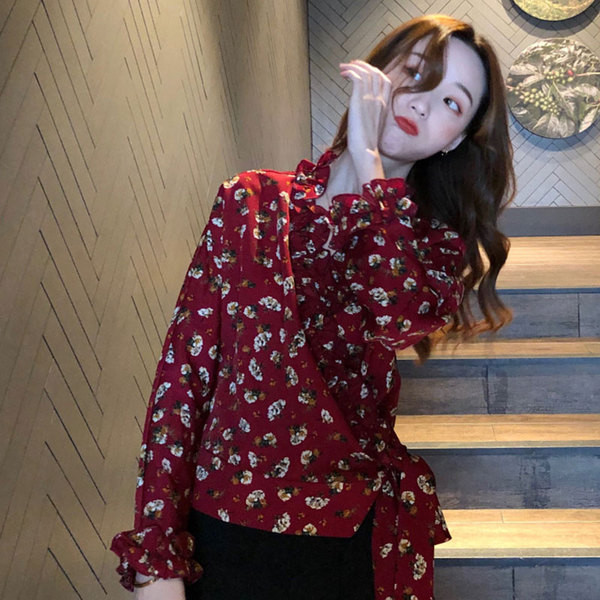 Μοντέρνα γυναικεία μπλούζα με floral σχέδια σε λευκό και κόκκινο χρώμα