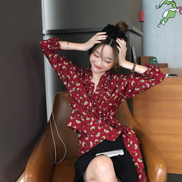 Μοντέρνα γυναικεία μπλούζα με floral σχέδια σε λευκό και κόκκινο χρώμα