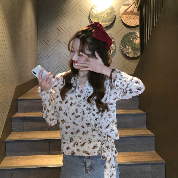 Μοντέρνα γυναικεία μπλούζα με floral σχέδια σε λευκό και κόκκινο χρώμα