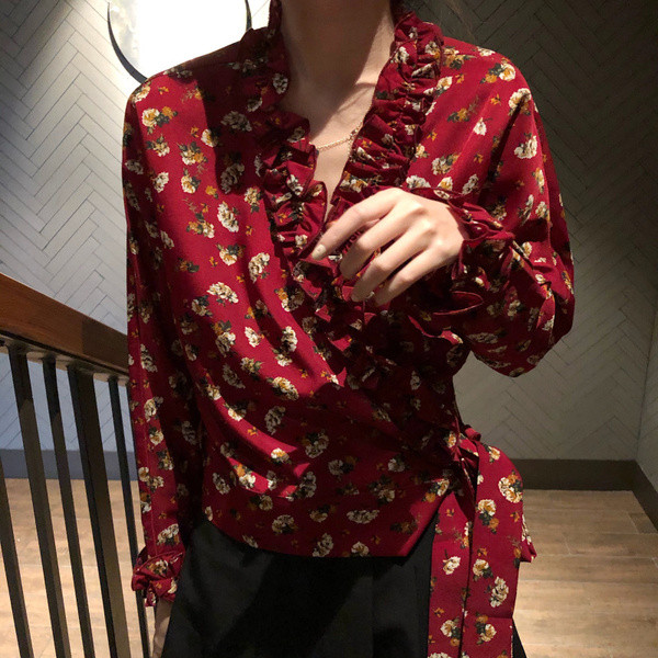 Μοντέρνα γυναικεία μπλούζα με floral σχέδια σε λευκό και κόκκινο χρώμα