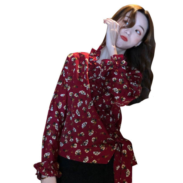 Μοντέρνα γυναικεία μπλούζα με floral σχέδια σε λευκό και κόκκινο χρώμα