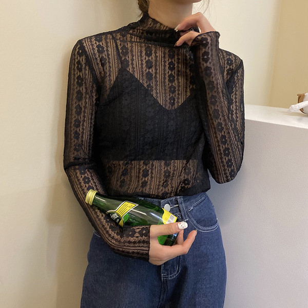 Női topikus blúz fekete színben, félmagas gallérral